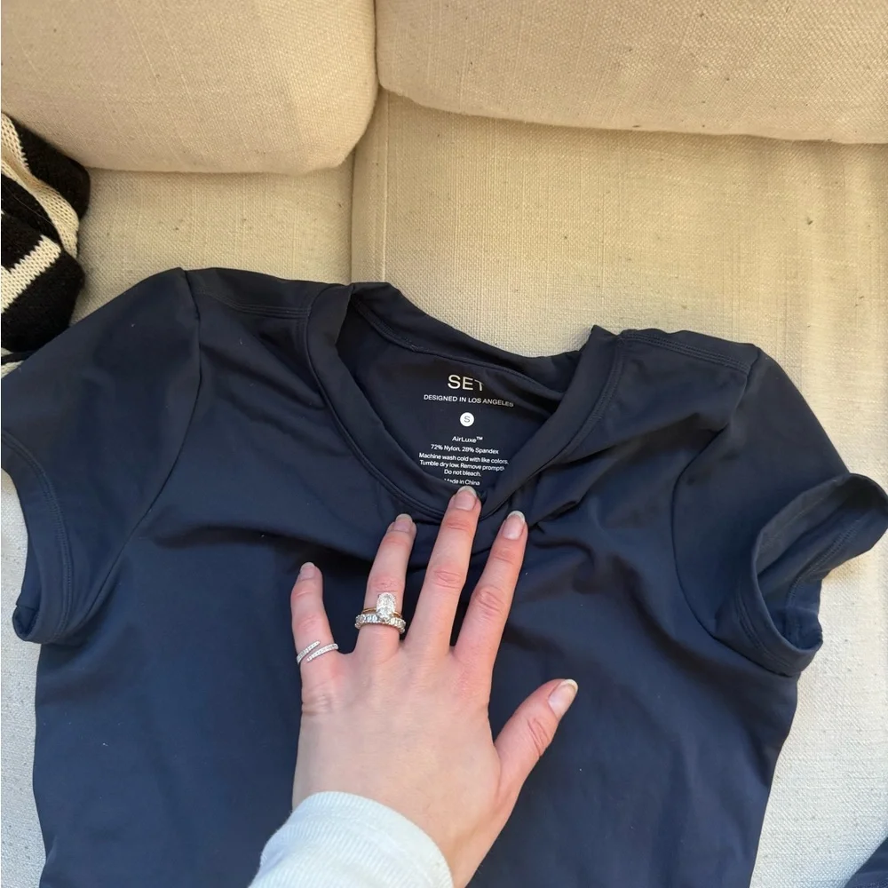 SET Active airluxe anchor shirt and biker shorts - Picture 2 of 6